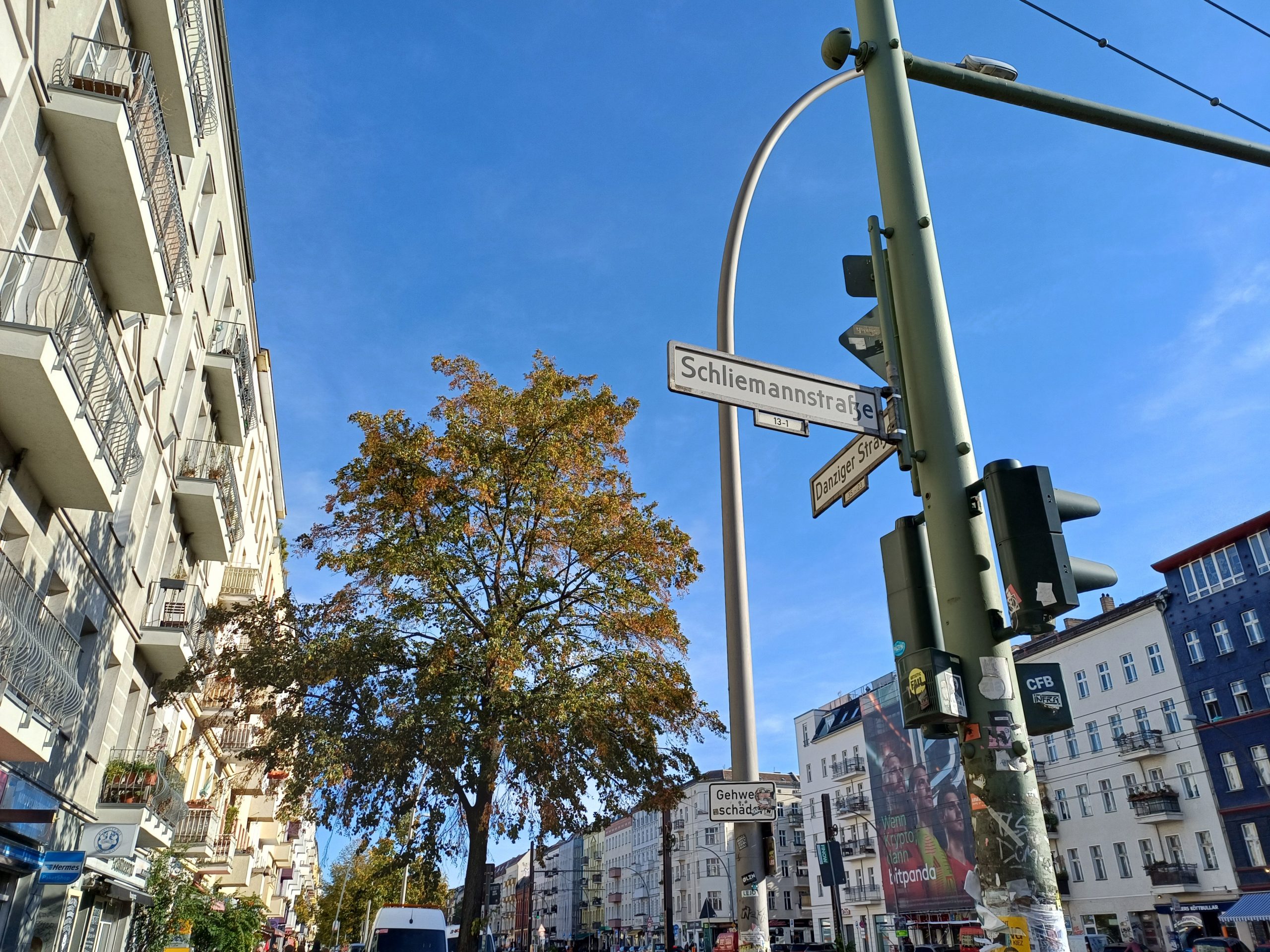 Foto von den Straßenschildern Schliemannstraße / Danziger Straße in Berlin